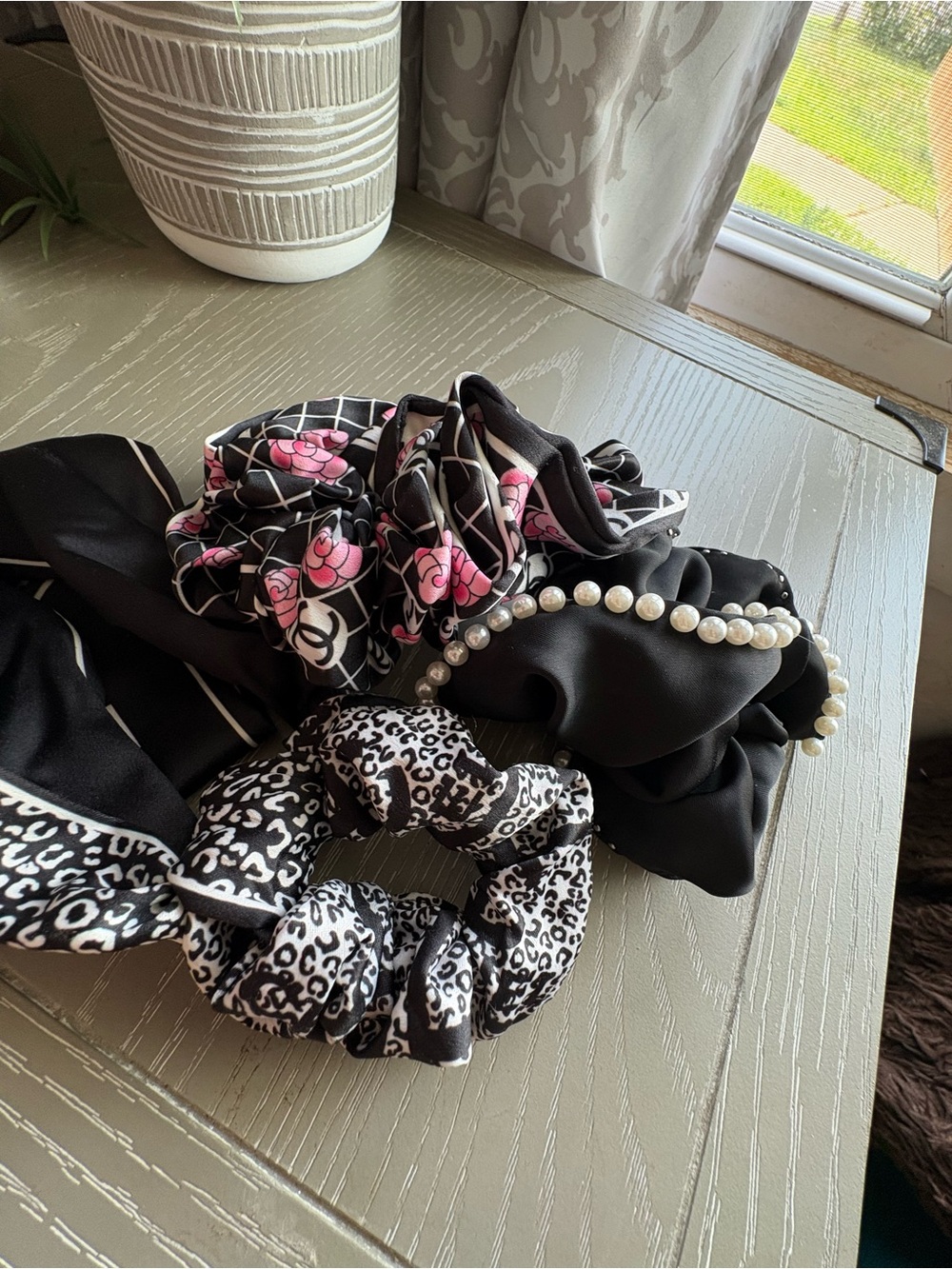 FASHION Set of 3 Black and Pink Floral Pearl-Embellished Scrunchie Set -